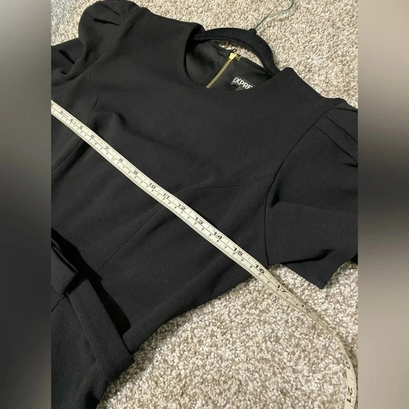 Express Fitted Dress with Puff sleeves - Size XS - Picture 9 of 9